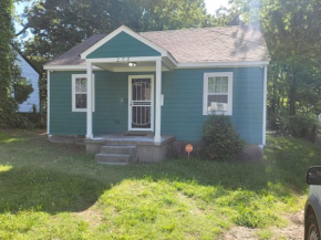 Cottage near Overton Park W/ 5 Large Beds and SOFA